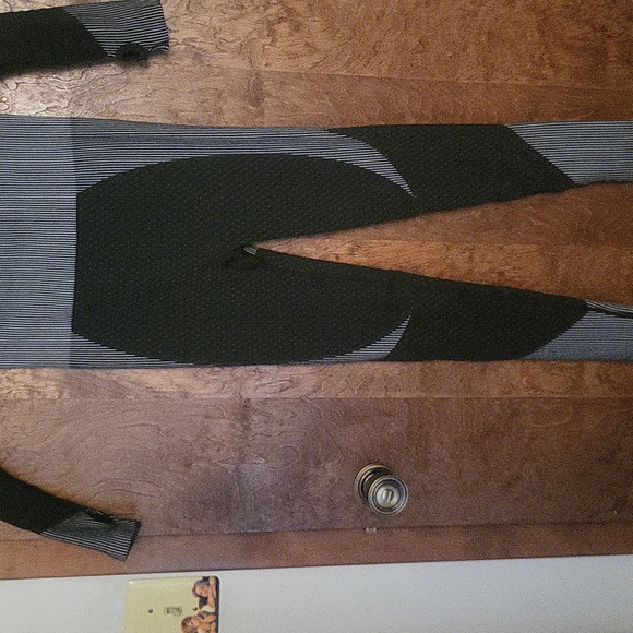 Black & Gray Two-Piece Workout / Yoga - Picture 6 of 9